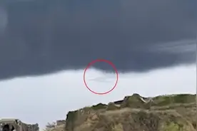 水怪出没？英国夫妇在尼斯湖拍到大型神秘动物，在水下快速游动图片