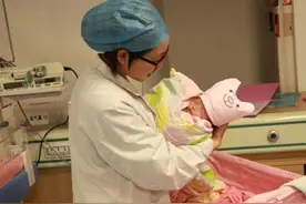 江西护士太平间发现弃婴，警方调查后知：已靠喝屋顶漏雨活了8天图片