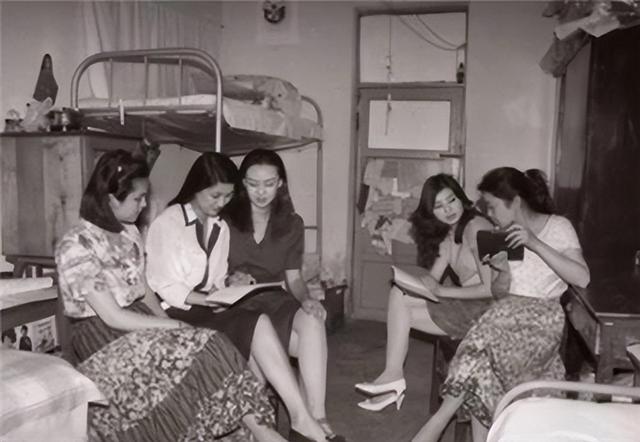 1983年特大集体奸杀案，17名女知青为活命，主动脱下衣服迎合。
