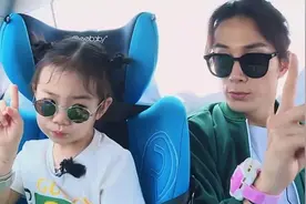 情商太高！女儿坐承铉腿上不成崩溃大哭，戚薇一支口红搞定女儿图片