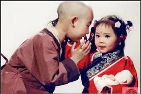 刘姥姥游大观园，板儿和巧姐互换柚子佛手，脂砚斋说这场戏更重要图片