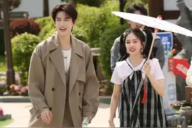 白鹿张凌赫分手传闻后首次同框，录制《跑男》频互动全程眼神拉丝图片