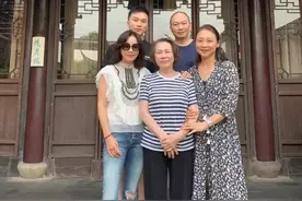 刘嘉玲携娘家人游苏州！穿衬衫配破洞裤减龄时髦，不及妈优雅大气图片