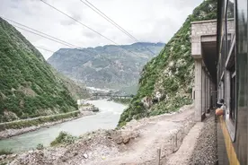 深山里的废弃隧道，275人在此遇难，如今墙上布满探险者的涂鸦图片