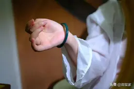 #和田玉#女性玉手镯千万不要戴在左手，到底是怎么一回事？图片