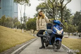 外观更趋于年轻、操控更轻巧灵活的都市踏板 铃木UE125动态测评图片