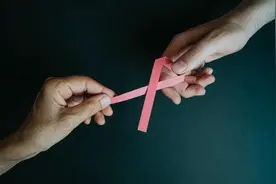 2022 年世界艾滋病日：与 HIV 阳性者接吻会导致 HIV 感染吗？图片