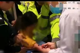 为保朋友工作，酒驾女子撒泼打滚拒不配合竟然当众：小便，脱衣！图片