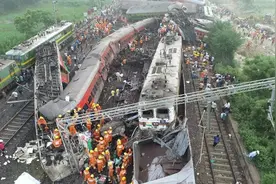 印度火车相撞悲剧:肢体被切断，铁轨上的满是鲜血和尸体图片