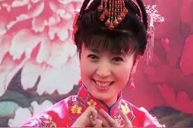 闫学晶：与二婚老公离婚后，仍和继女情同姐妹，亲生儿子都嫉妒图片