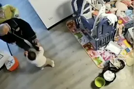 植物人爷爷苏醒后第一次走路，1岁半小孙子跌跌撞撞上前拥抱，网友集体破防图片