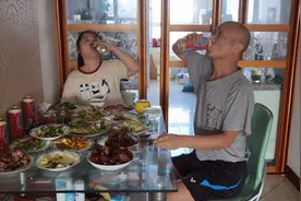 请网友们共同见证我的铿锵誓言：再也不戒酒了图片