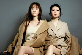 演员闫妮和女儿同拍杂志！穿深v短裙秀白嫩长腿，女儿锁骨太抢眼图片