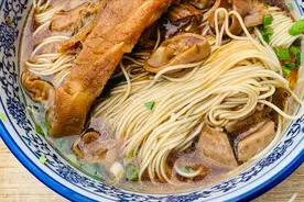 夏天煮面条，水开下锅是错的，店老板给你支两招，劲道爽滑不成坨图片