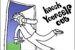 Knock yourself out是把自己打晕的意思？图片