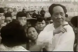 59年，毛主席回韶山，去邻居家串门，见小男孩啃苕根充饥图片