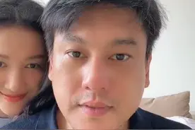 43岁朱孝天现身模样大变，头发胡子花白超显老，求粉丝关注超卑微图片