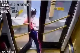 揪心！女童下公交被车门夹住拖行数米致骨折图片