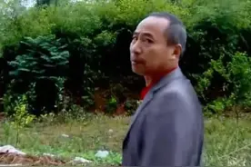 偏心母亲把5套房全给小儿子，晚年求大儿子赡养，大儿子：我不管图片