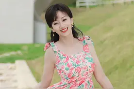 看了69岁赵雅芝打扮，我悟了：裙穿亮色、裤穿9分，才更优雅大方图片