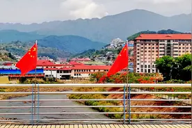 世界上的第二个“中国”？不仅说汉语用人民币，还用我国教材上课图片