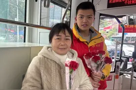 重庆公交车上，女乘客收到妇女节“小惊喜”图片