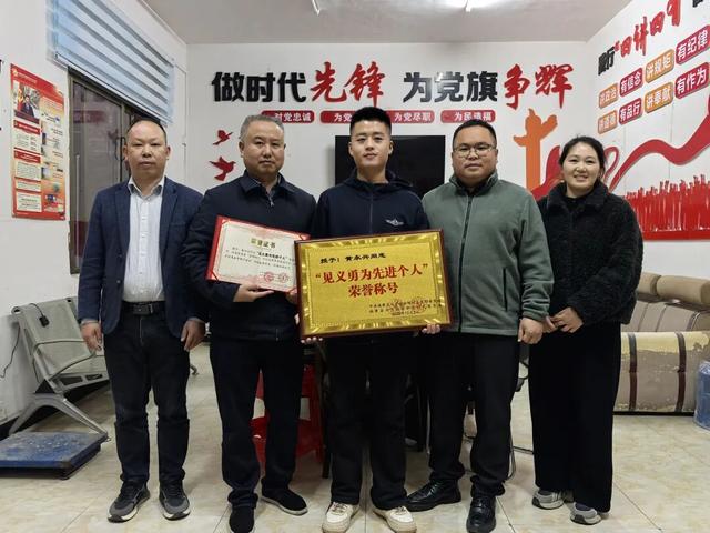 福建舰贵州籍战士闯火海勇救3人