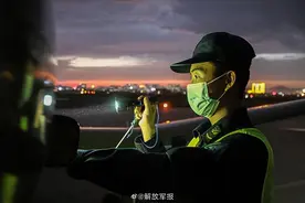浪漫！战机与月亮同框图片