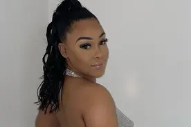 英国21岁女子美裙碎成片，衣难遮体逃回家，投诉却遭怼该买大一码图片