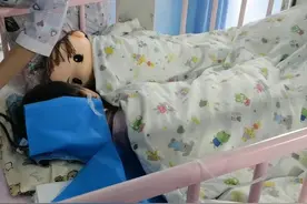 太吓人！甘肃一3岁女孩在床上睡觉，竟被一条毒蛇钻到被窝里图片