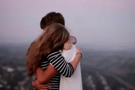 男子和18岁女友私奔，怀孕9个月后才回家：爱对了才叫爱情图片