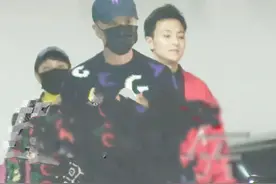 吴刚一家三口开豪车逛街，他穿上万毛衣好时髦，27岁儿子帅气有型图片