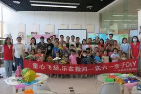 潍坊创建“东亚文化之都”|弘扬国风国艺 传承文化薪火——巧手折纸伞助力“东亚文化之都”创建图片