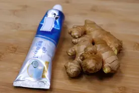 牙膏挤在生姜上的小妙招，太实用了，解决了很多家庭的烦恼图片