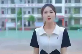 【自创交通安全歌 朗朗上口还上头[心]】#文明守法平安回家# 为不断提升群众交通安全意识，株洲醴陵市王仙镇人民政府、醴陵市王仙镇中心学校、醴陵市公安局王仙派出所、醴陵市公安局交通警察大队第四中队联合制作了交通安全宣传视频，提醒群众：走路要走人行道，学生不要在马路上嬉戏打闹，骑乘摩托车、电动自行车要佩戴安全头盔，不安装遮阳伞，学生不骑摩托车，交通规则记心上，遵守交通规则享平安。@湖南省交警总队