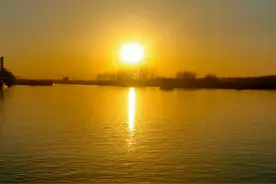夕阳下的读书少年视频封面