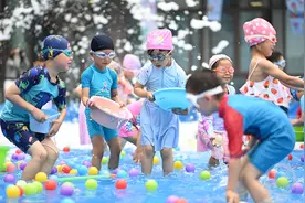 校园“泼水节” 快乐迎“六一”图片