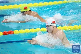全国游泳冠军赛：覃海洋获男子100米蛙泳冠军图片