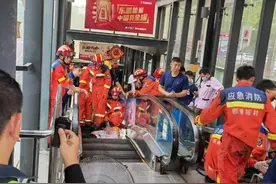 惊险万分！老婆婆半截身体被卷入超市电梯，最新通报→图片