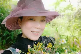 从教40年优秀教师 陈芩：三尺讲台 种桃种李种春风图片