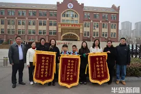 青岛故事｜“教科书式”拾金不昧！绿化带里捡万元现金，青岛两小学生报警寻失主图片