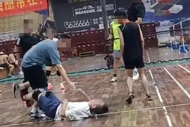 男子打排球时被撞倒地不起，耳部还有鲜血流出，撞人者该担责吗？律师说法图片