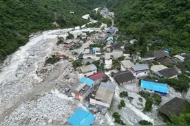 雅康高速隧间桥垮塌，和泥石流一起坠落的人图片