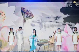 爸爸妈妈、柯基犬和小朋友一起走上“潮起东方”T台图片