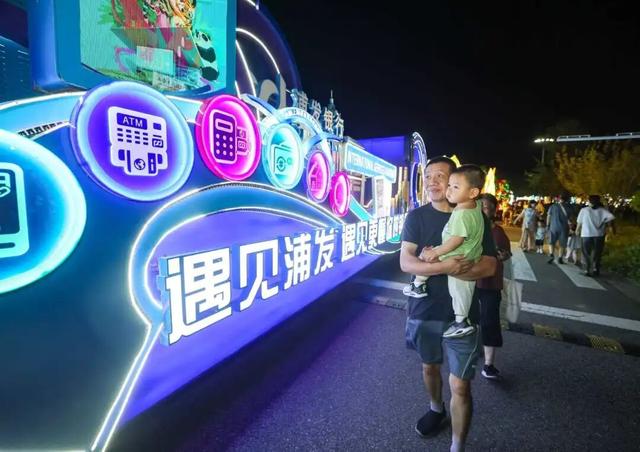 25辆花车点亮茸城夜！“泗泾有戏号”盲盒设计太惊艳，“秋季寻根十八游”+百万消费券等你来
