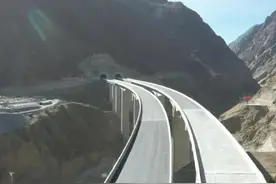 拉萨至日喀则高速公路工程主体全线贯通图片