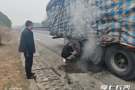 高速突发！他超车挡住货车，司机却向他致谢图片