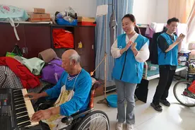 10年陪伴，青年志愿者关爱唐山大地震幸存老人图片