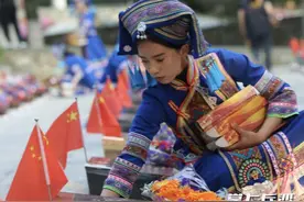 组图｜烈士墓前追英烈 一束鲜花寄哀思图片