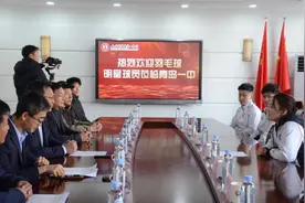 ​与冠军同行，为梦想加油 羽毛球明星球员走进一中校园图片